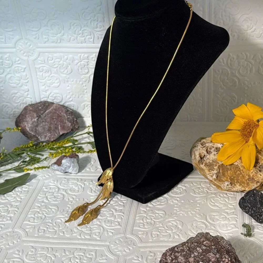 Vintage Gold Tone Y Drop Rope Chain Gold Brush‎ Leaf Pendant Bolo Style 16”- 19”